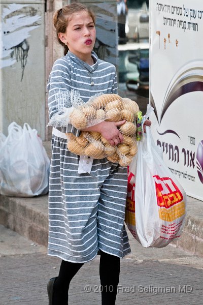 20100409_111640 D300.jpg - Young girl shopping, Mea Shearim